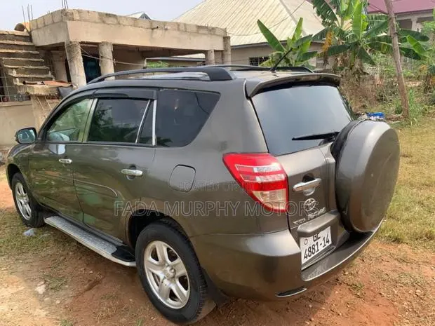 Toyota RAV4 2010 Gray · Photo 1