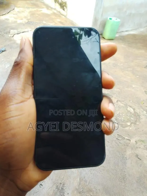 Apple iPhone 12 64 GB Black · Photo 1