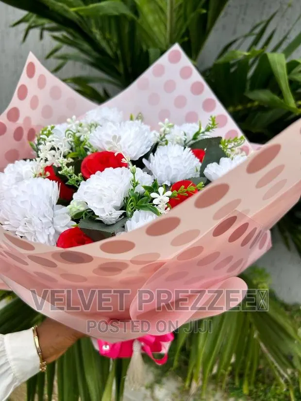 Fresh and Artificial Flower Bouquets · Photo 1