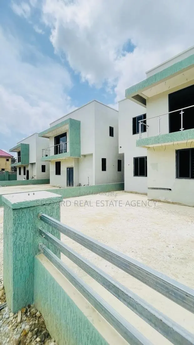 4bdrm Duplex in Sefdard Properties, Achimota for sale · Photo 1