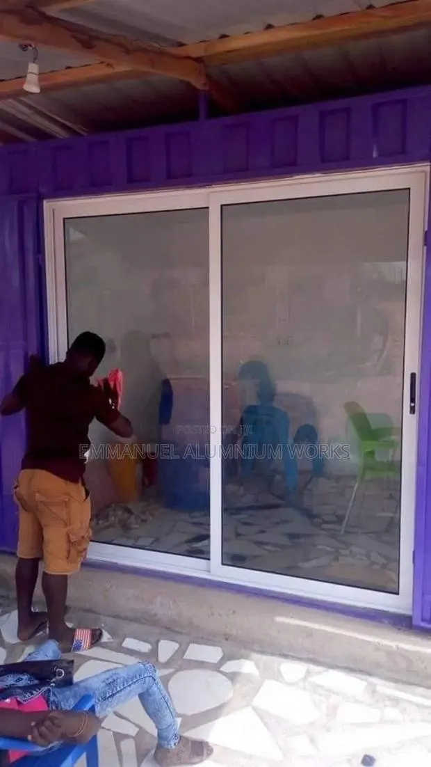 C25 Aluminium Italian Sliding Door · Photo 1