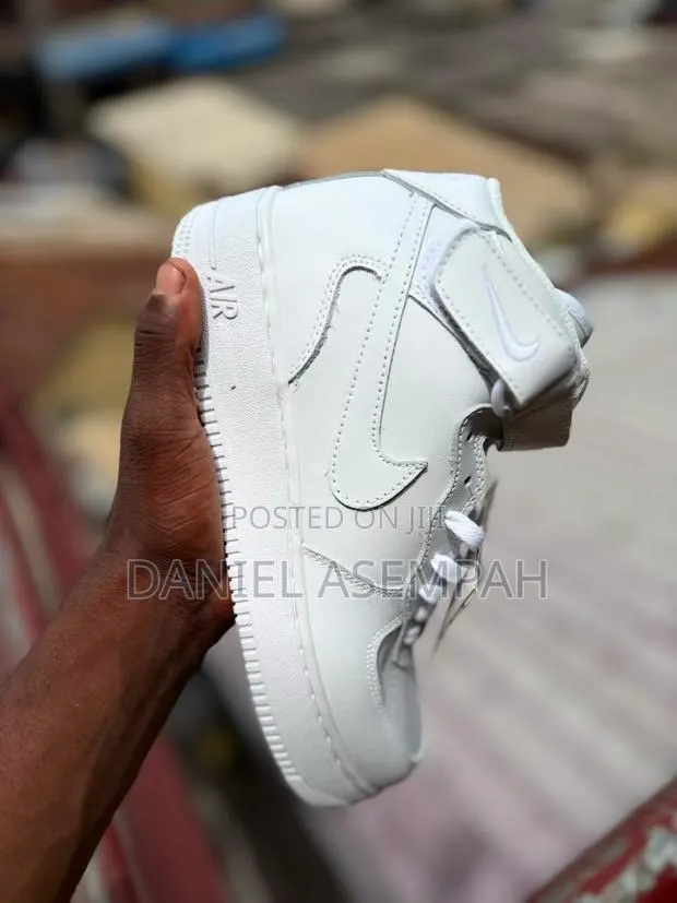 Nike Sneakers · Photo 1