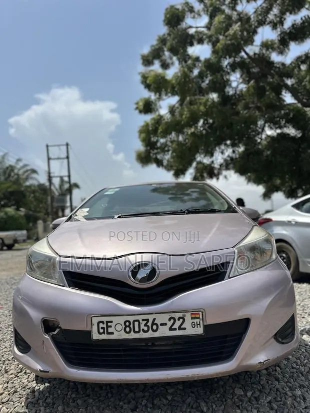 Toyota Vitz 1.3 AWD 3dr 2012 Gray · Photo 1