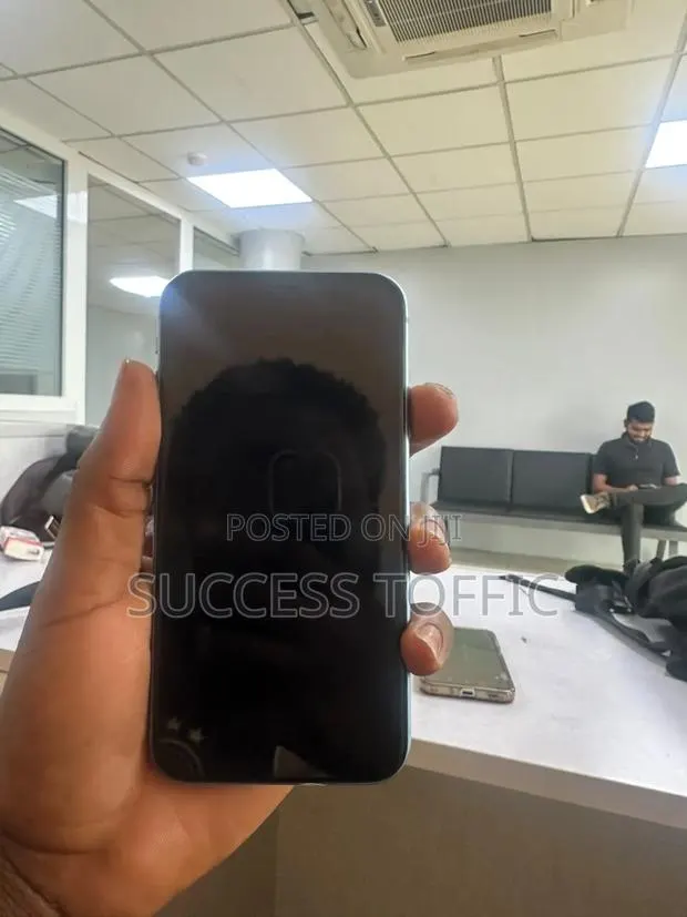 Apple iPhone XR 128 GB Blue · Photo 1
