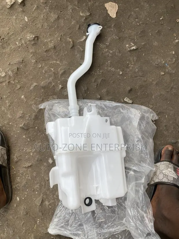 Toyota RAV4 2019-2026 Wiper Wash Reservoir/Wiper Bottle With Motor · Photo 1