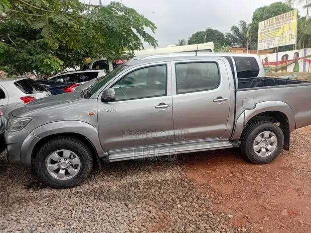 Toyota Hilux 2012 Gray · Photo 1