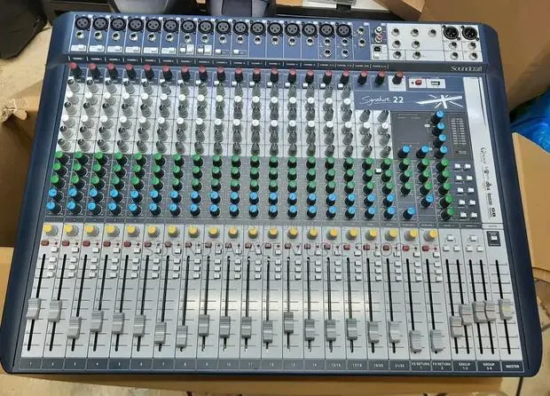 Soundcraft Signature 22 Analog Audio Mixer · Photo 1