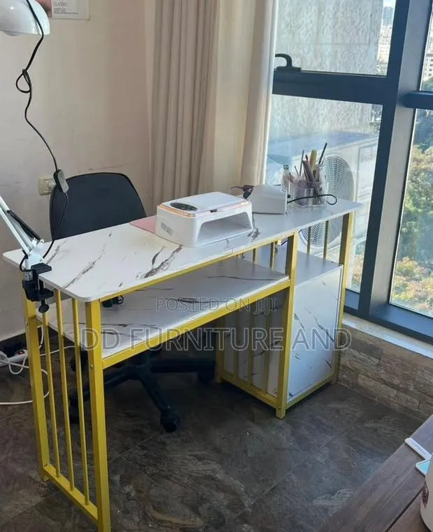 Manicure/Nail Table · Photo 1