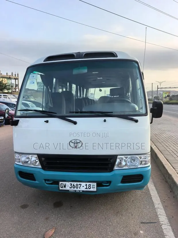 Toyota Coaster 2010 White · Photo 1
