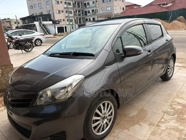 Toyota Vitz 2013 Gray · Photo 1