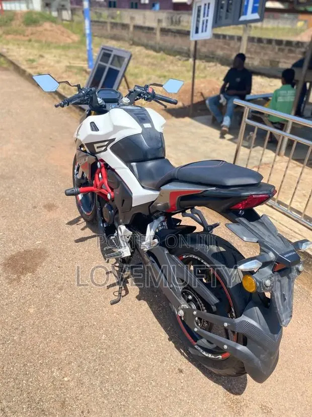 Honda CB 2025 White · Photo 1