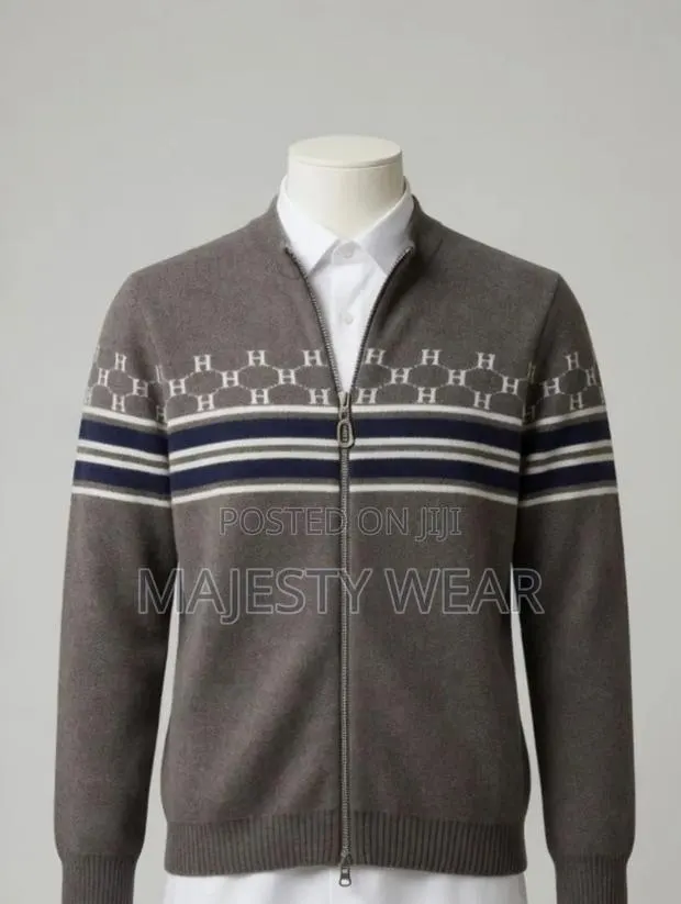 Long -Sleeved Sweatshirt · Photo 1