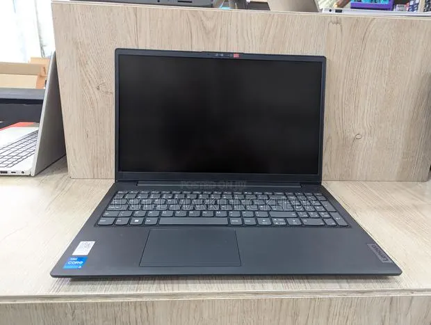 New Laptop Lenovo V15 8GB Intel Core I5 SSD 512GB · Photo 1