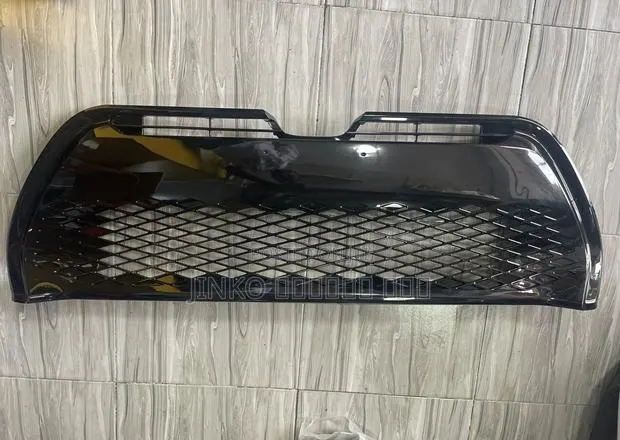 Toyota Corolla 2017-2019 Front Bumper Grille Se/Sport · Photo 1