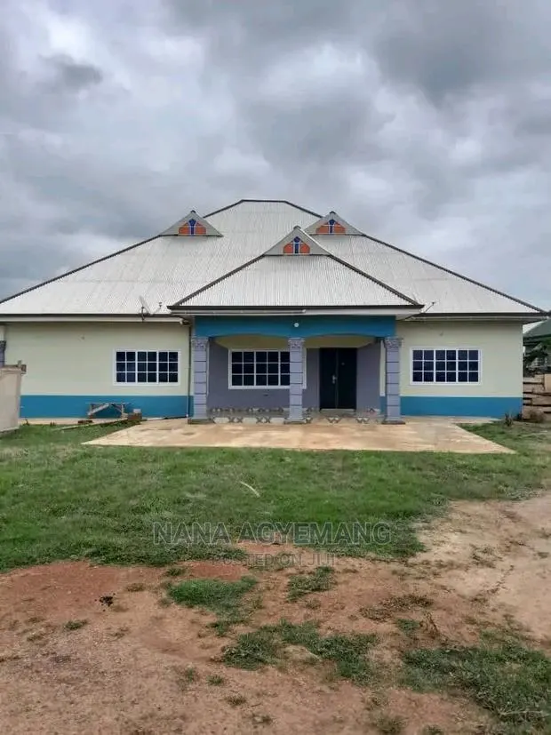 Furnished 6bdrm Block of Flats in Asuakwa Liberation, Sunyani Municipal · Photo 1