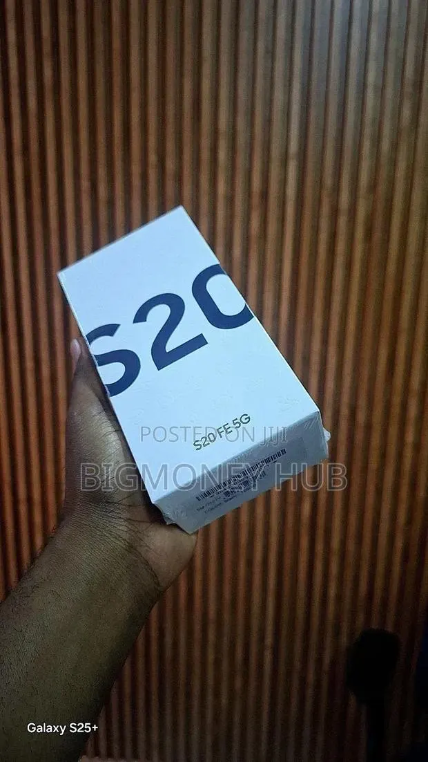 New Samsung Galaxy S20 FE 128 GB Black · Photo 1
