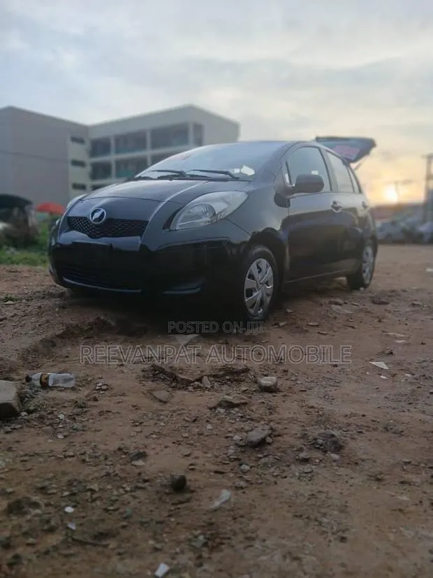 Toyota Vitz 2010 Black · Photo 1
