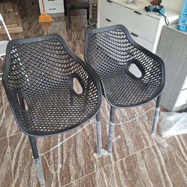 Heavy Plastic Chair No. 1 Black · Photo 1