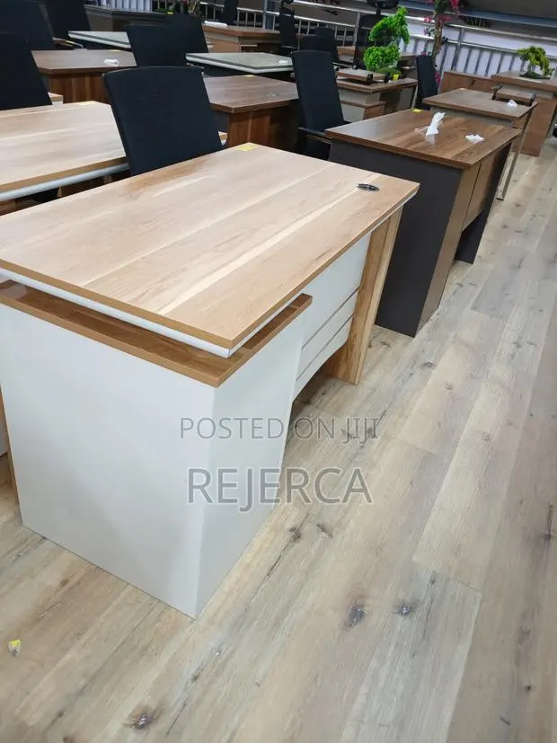 Durable Office Desk · Photo 1