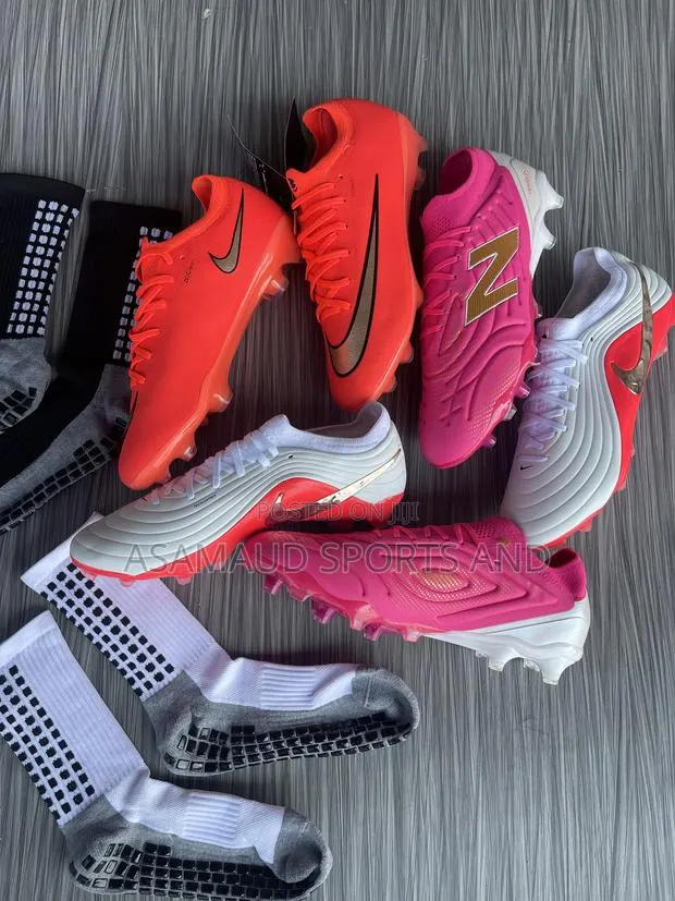Original New Nike Football Boot With Accessories at Cool · Photo 1