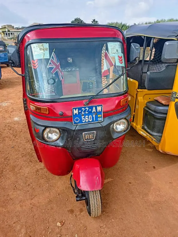 Bajaj RE 2022 Red · Photo 1