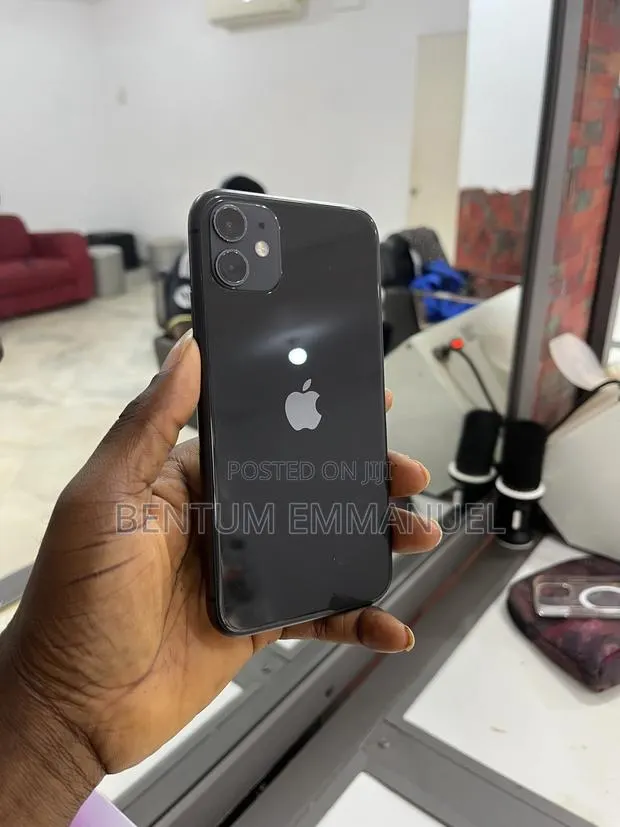 Apple iPhone 11 64 GB Black · Photo 1