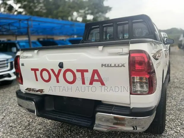 Toyota Hilux 2022 White · Photo 1