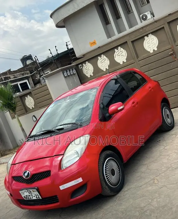Toyota Vitz 1.3 AWD 5dr 2010 Red · Photo 1