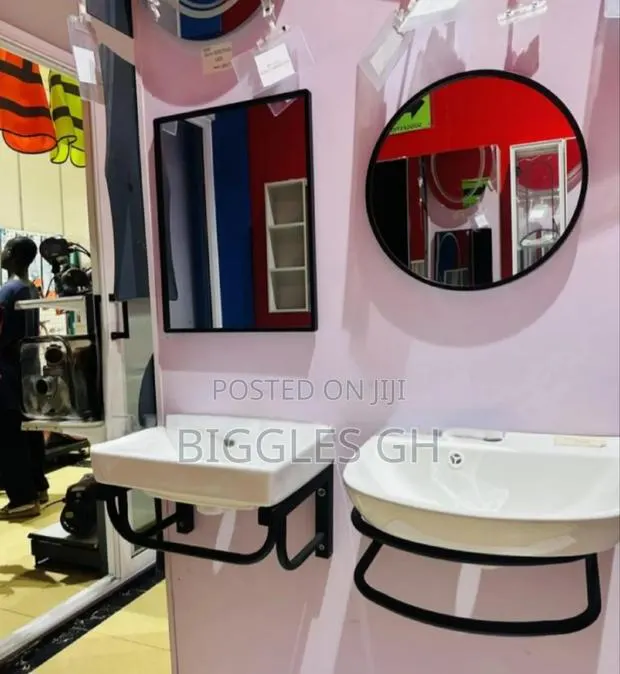 Basin With Mirror · Photo 1