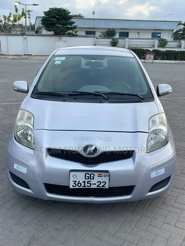 Toyota Vitz 2010 Silver · Photo 1