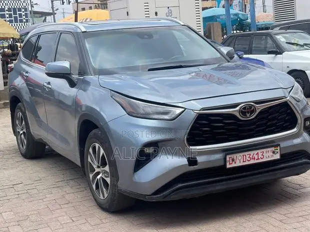 Toyota Highlander XLE 2022 Silver · Photo 1