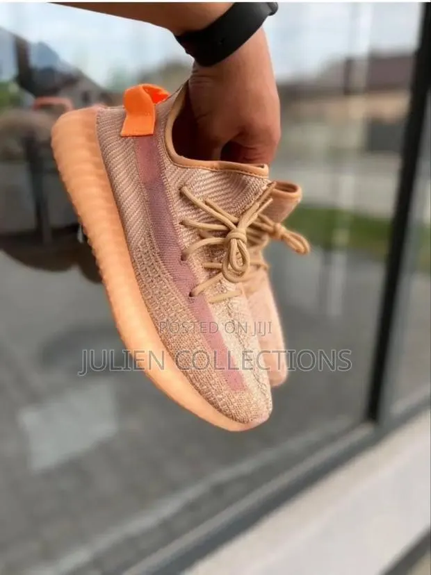 Adidas Yeezy Boost 350 V2 Clay · Photo 1
