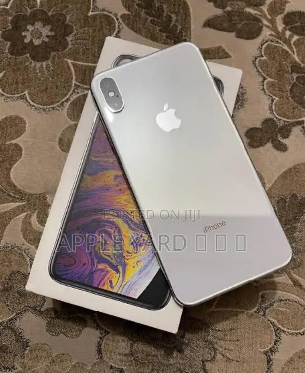New Apple iPhone XS Max 64 GB White · Photo 1