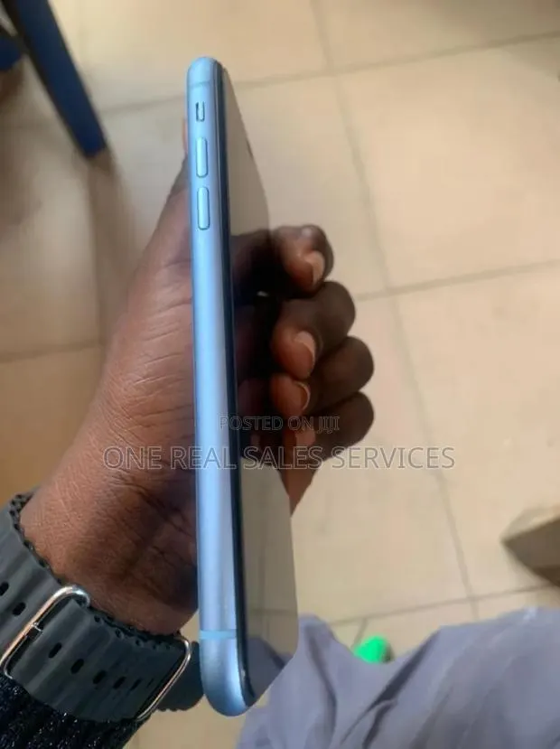 Apple iPhone XR 128 GB Blue · Photo 1