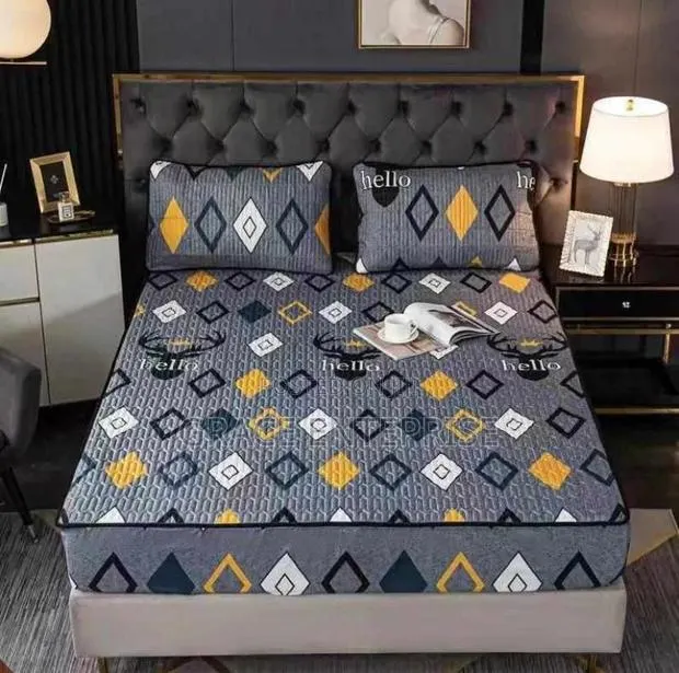 High Quality Waterproof Bed Covers in Different Colors · Photo 1