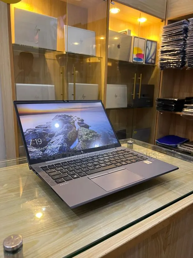 New Laptop HP ZBook Firefly 14 G7 8GB Intel Core i5 SSD 256GB · Photo 1