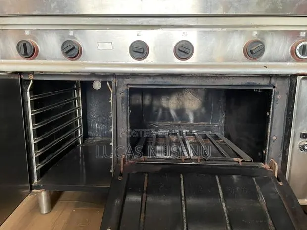 Commercial Stainless Steel Gas Range With Oven Storage · Photo 2