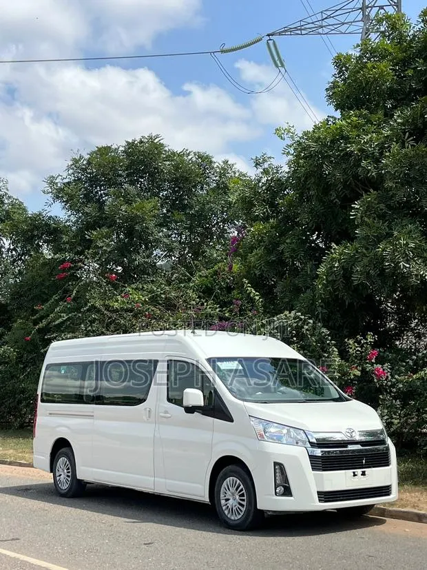 Toyota HiAce 2021 White · Photo 1
