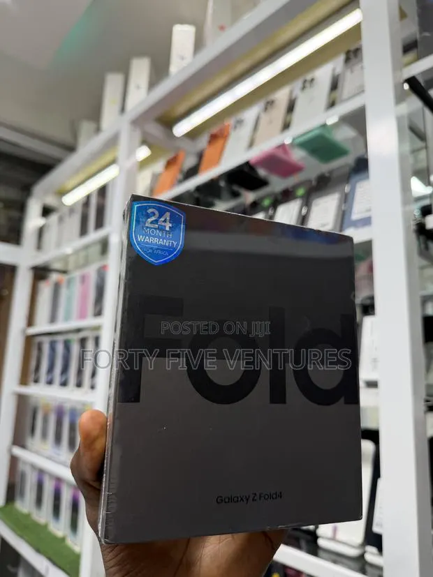 New Samsung Galaxy Z Fold4 512 GB Gold · Photo 1