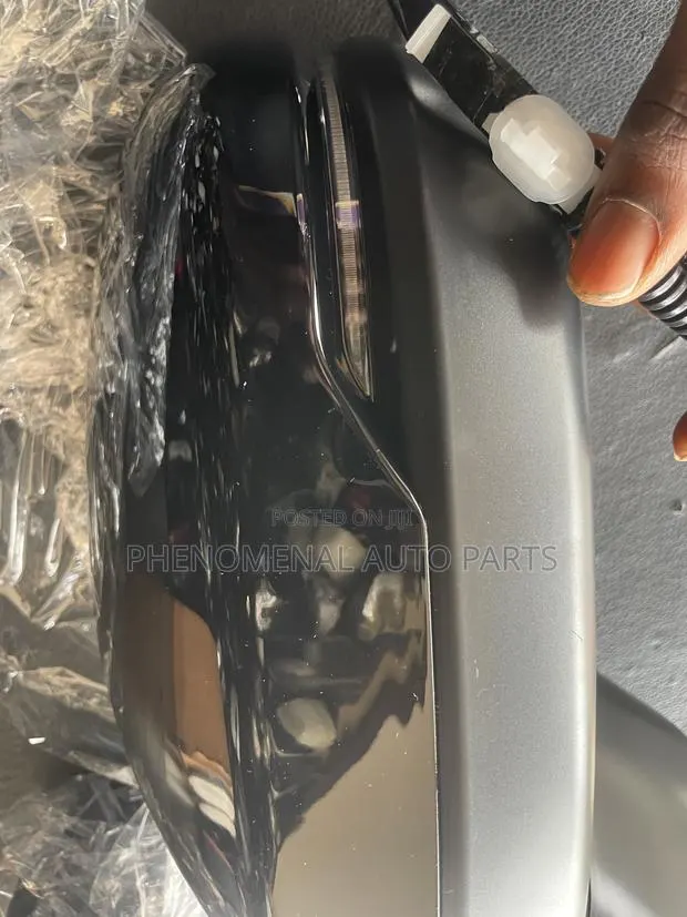Honda CRV 2023-2025 Side Mirror With Light and Sensor · Photo 1