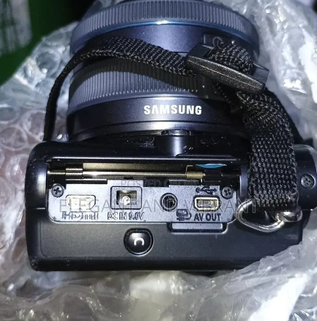 Samsung Nx100 Camera With 20-50mm Lens+ Pentacon 2.8 135mm · Photo 4