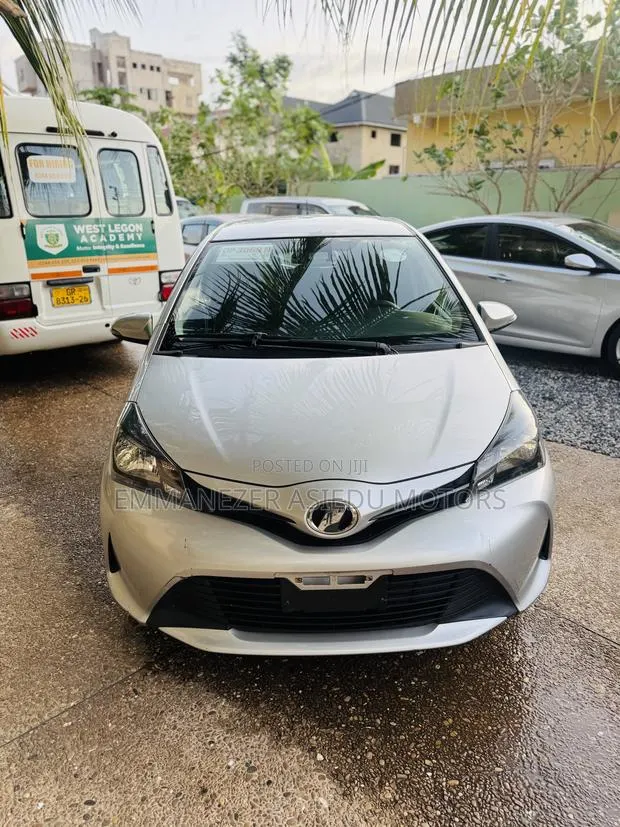 Toyota Vitz 1.3 AWD 5dr 2015 Silver · Photo 1