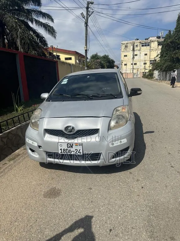 Toyota Vitz 2010 Silver