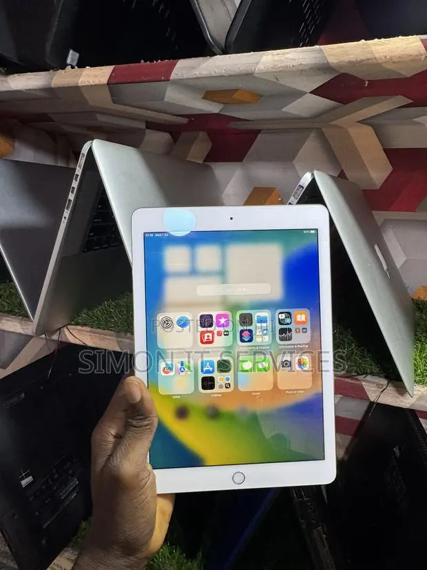 Apple iPad 9.7 128 GB Silver · Photo 1