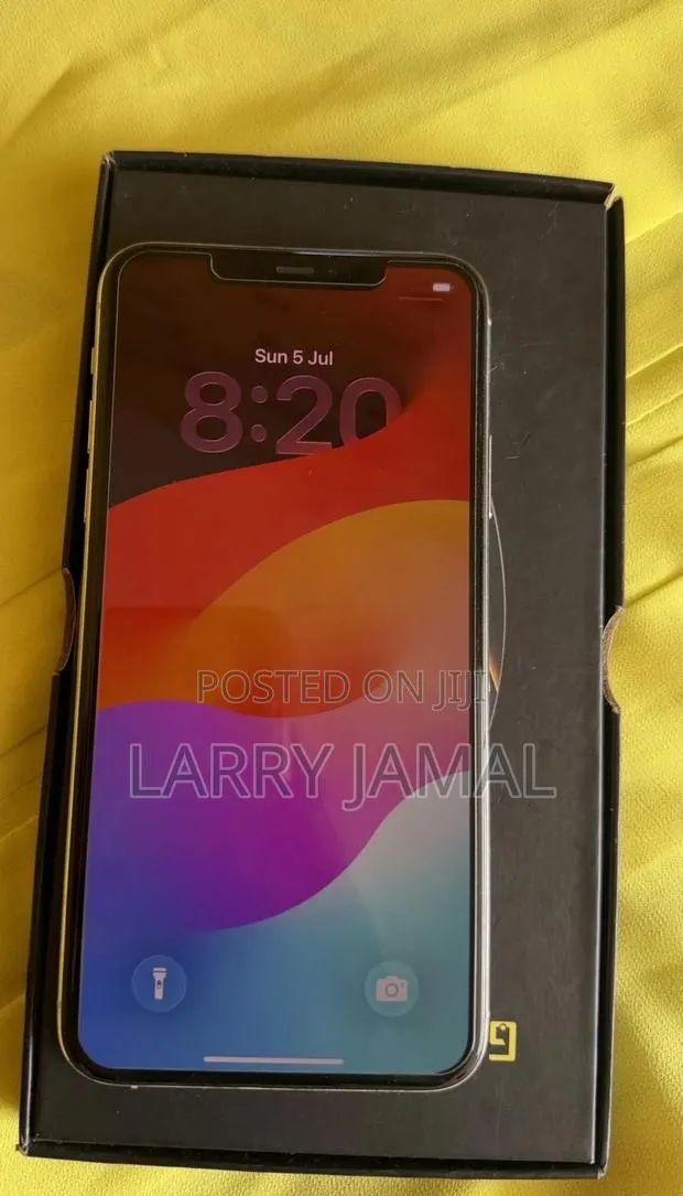 Apple iPhone 11 Pro Max 64 GB Gold · Photo 1