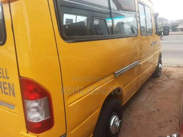 Mercedes-Benz Sprinter 2012 Yellow · Photo 1