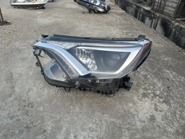 Toyota RAV4 2016-2018 Headlight Pair · Photo 1