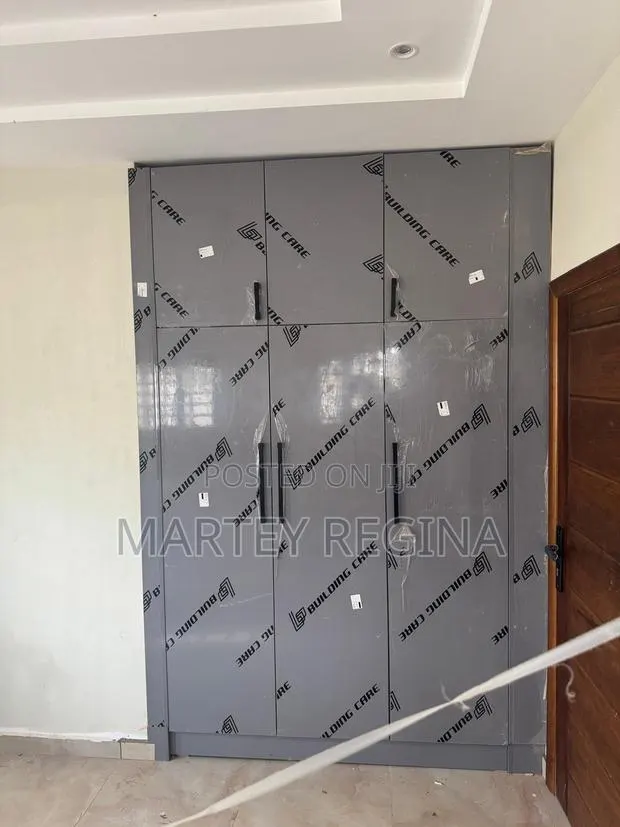 Wall Wardrobe · Photo 1