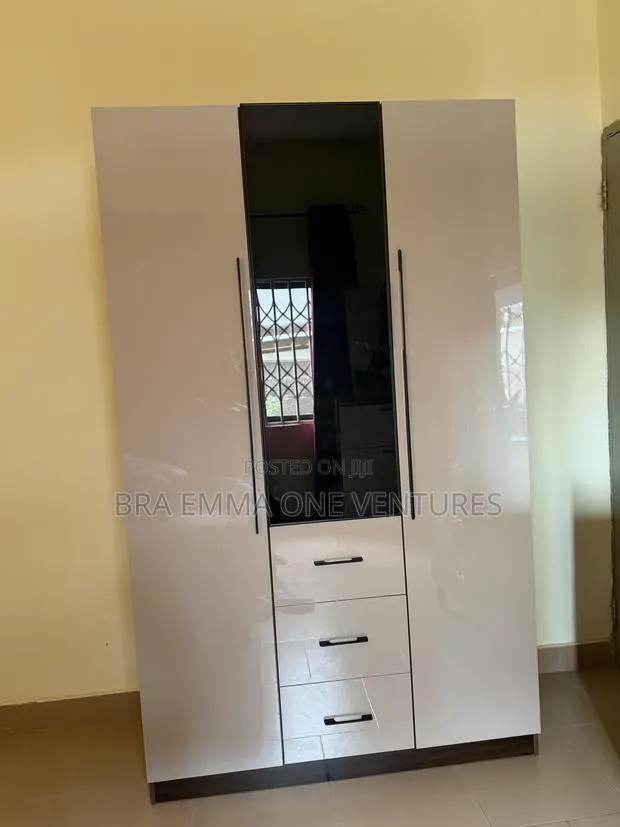 Brand New 3in1 Wardrobe (Mdf Laminated Board) · Photo 1