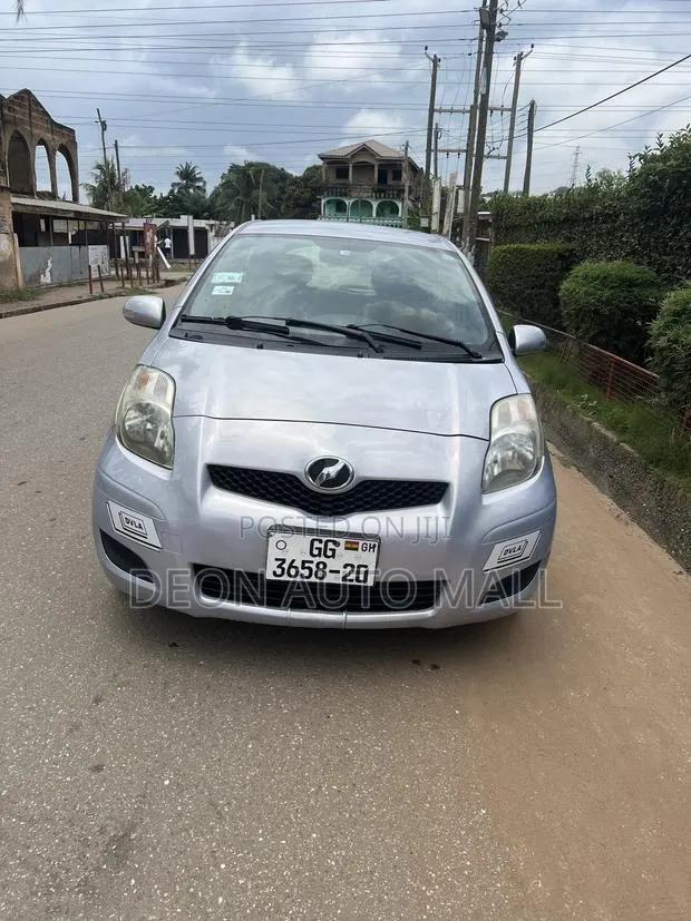 Toyota Vitz 1.0 FWD 5dr 2010 Silver · Photo 1